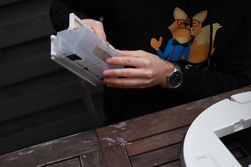 Staubbehälter samt Staubrückhalteklappe des Yeedi Vac 2 Pro sind zu sehen